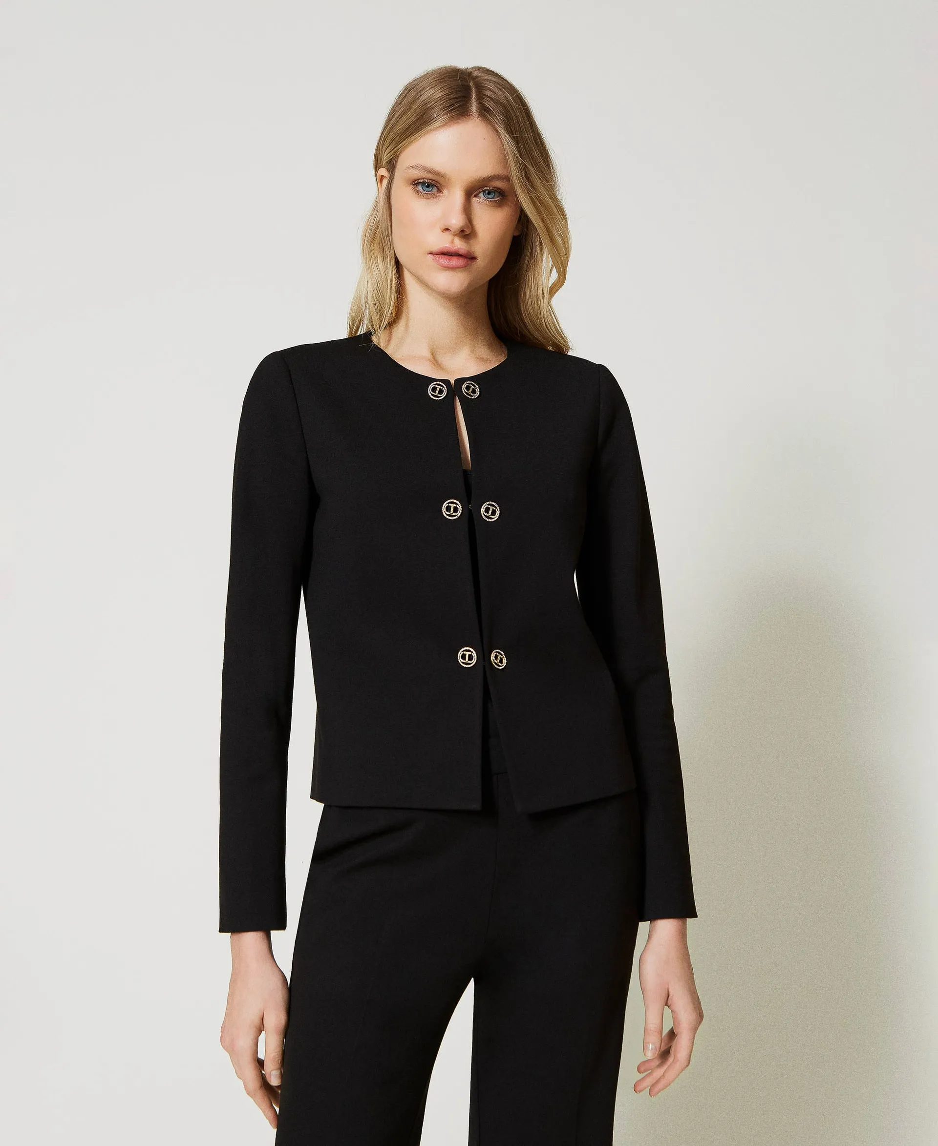 Chaqueta corta con botones Oval T